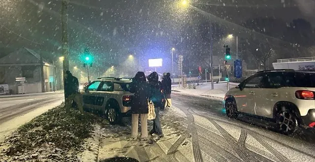 photo  les premiers flocons de neige tombent dans le maine-et-loire ce lundi 5 janvier. la route devient glissante. un accident sans gravité s’est produit ce lundi soir 5 janvier rue de la meignanne à angers.  &copy;  photos co - franck de brito 