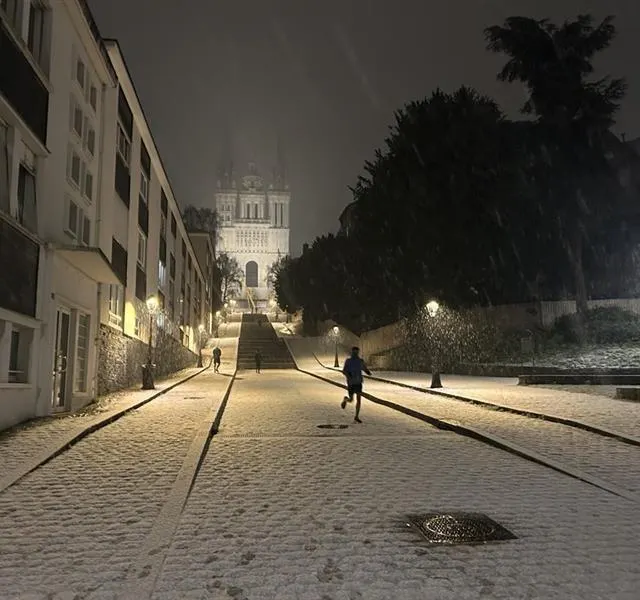 photo les premiers flocons de neige n’arrêtent pas les adeptes de la course à pied même dans un endroit périlleux comme la montée saint-maurice à angers.  ©  photos co - franck de brito