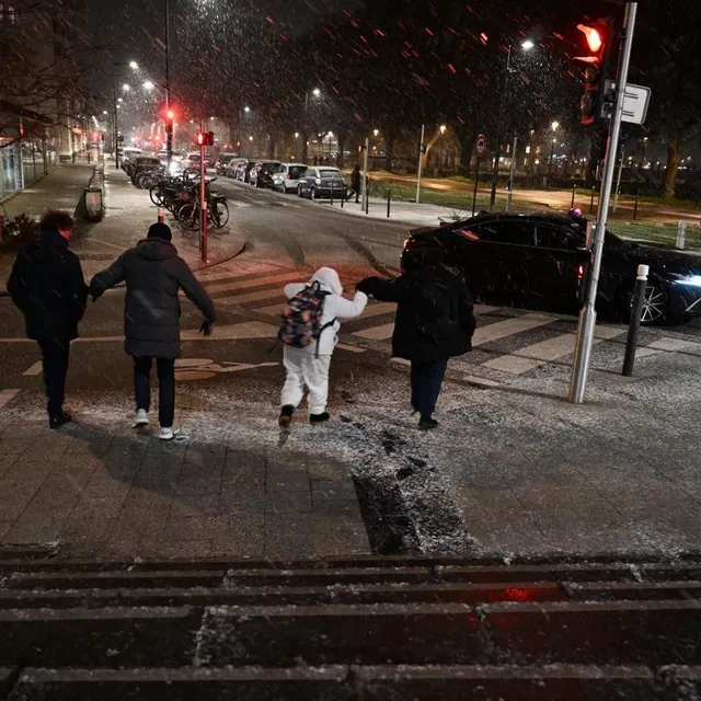 photo la neige fait le bonheur des petits et grands à angers.  ©  photo co - josselin clair