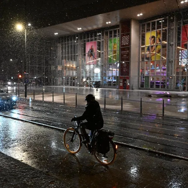 photo les premières averses de neige ne découragent pas les cyclistes.  ©  photo co - josselin clair
