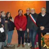 photo  les élus, le président de l’esab jean-jacques bellanger et le président de la section basket ludovic pavie ont dévoilé la nouvelle plaque en présence de la famille d’aristide soleau (en médaillon en bas à droite). 
