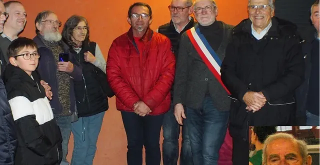 photo  les élus, le président de l’esab jean-jacques bellanger et le président de la section basket ludovic pavie ont dévoilé la nouvelle plaque en présence de la famille d’aristide soleau (en médaillon en bas à droite).  &copy;  co 