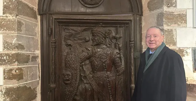 photo  sculptée au xve siècle, la porte du soldat musulman de la chapelle notre-dames-des-vertus, à la flèche (sarthe), est l’un des plus vieux objets de la région.  &copy;  ouest france 