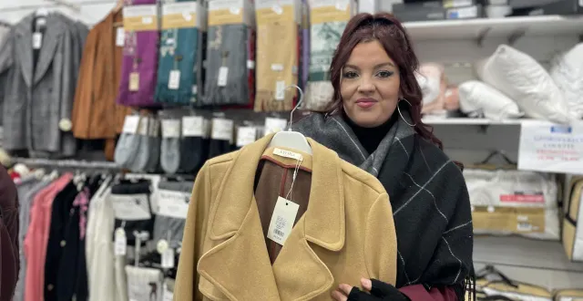 photo  charlotte est la responsable du magasin degrif des stocks.  &copy;  photo : le maine libre 