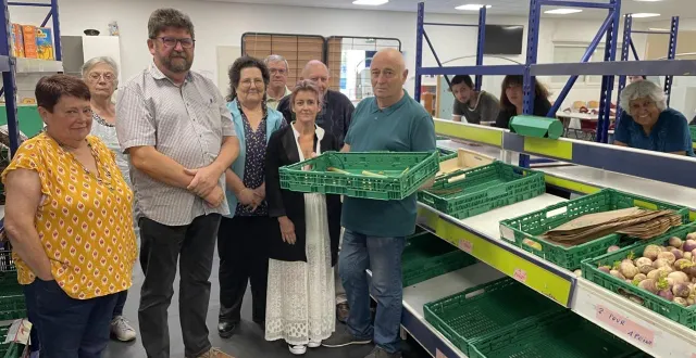 photo  jean-luc dubourg (à gauche) n’est plus responsable des restos du cœur mais donnera un coup de main ponctuellement.  &copy;  archive ouest-france 