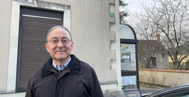 photo  claude davy a travaillé deux à trois jours par semaine pendant 25 ans, afin de se consacrer à la mairie.  &copy;  le maine libre 