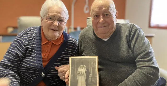 photo  denise et gilbert se remémorent avec plaisir les années passées ensemble depuis le 6 janvier 1956, date de leur mariage. sur la photo, ils ont 21 et 23 ans.  &copy;  le maine libre 