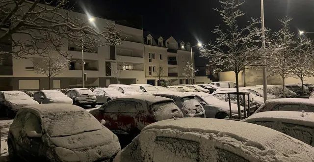 photo  un parking avec des voitures enneigées, ce mardi 6 janvier, à angers.  &copy;  ouest-france 