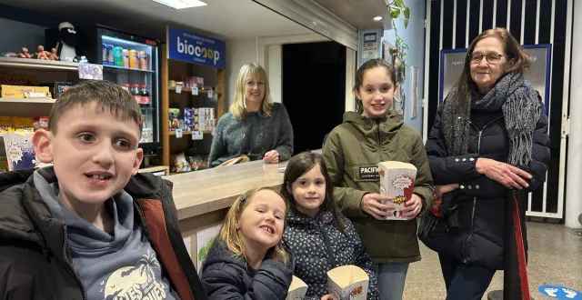 photo  gabin, rose, léonie et adèle ont entre 5 et 10 ans. ils viennent voir 