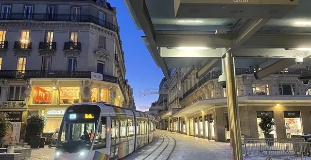photo  les chutes de neige, abondantes, perturbent fortement les réseaux de transport en commun à angers et cholet.  &copy;  photo co - josselin clair 
