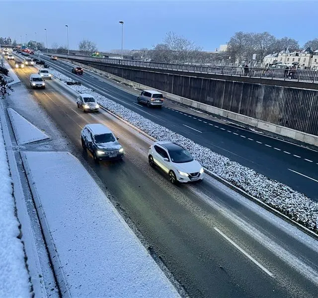photo angers, mardi 6 janvier 2026. les voies sur berges ont été salées.  ©  co