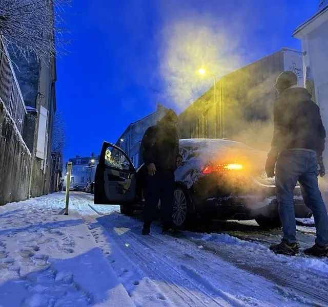 photo cholet, mardi 6 janvier 2026. pas évident dans les montées, avec cette neige...  ©  co