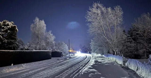 photo  par endroits, près de 10 cm de neige sont tombés en maine-et-loire. en plan de salage est en cours sur les principaux axes du département.  &copy;  ouest-france 