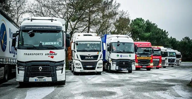 photo  champagné, lundi 5 janvier 2026. les camions ne peuvent plus circuler, la faute à la neige. ici sur le parking en face du restaurant l’escale.  &copy;  le maine libre - yvon loué 