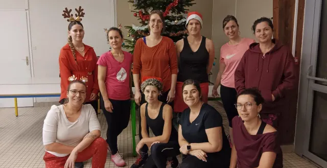 photo  anais zannier (en bas à gauche) avec une partie des participantes des cours d’afro vibe à brandivy  &copy;  ouest-france 