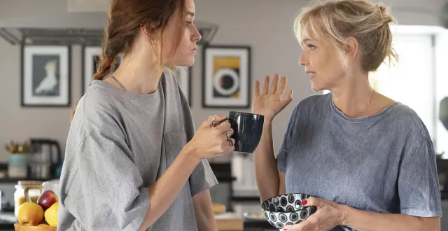 photo  constance gay (à gauche) et claire borotra (à droite) dans « face à face ».  &copy;  © christophe lartige - france télévisions - 3eme oeil productions 