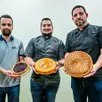 photo  les vainqueurs dans les trois catégories. de gauche à droite : nathan perroux pour la galette originale, jonathan vincendeau pour la briochée et guillaume gaugain pour la frangipane. 