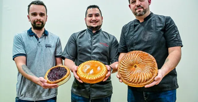 photo  les vainqueurs dans les trois catégories. de gauche à droite : nathan perroux pour la galette originale, jonathan vincendeau pour la briochée et guillaume gaugain pour la frangipane.  &copy;  photo le maine libre yvon loue 
