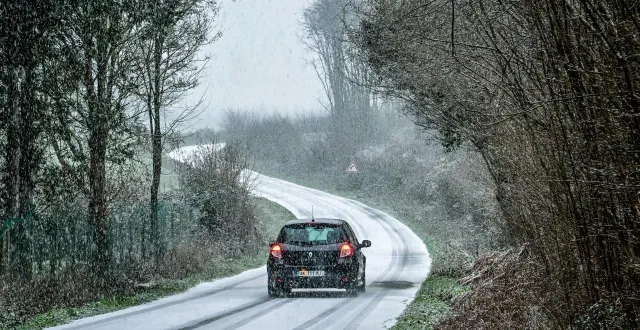 photo  la circulation est difficile sur les routes de sarthe ce matin.  &copy;  photo le maine libre yvon loue 