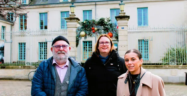 photo  françois jouanneaux, virginie andry, adjointe chargée des commerces et des manifestations, et maïlys cavet, réunis à l’occasion de la préparation du printemps des rillettes.  &copy;  le maine libre 