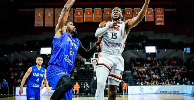 photo  le capitaine manceau wilfried yeguete, ici face à shevon thompson lors du match de poule contre le spartak subotica, le 16 décembre 2025 à antarès, fait partie des sarthois les plus expérimentés en bcl.  &copy;  photo : le maine libre - yvon loué 