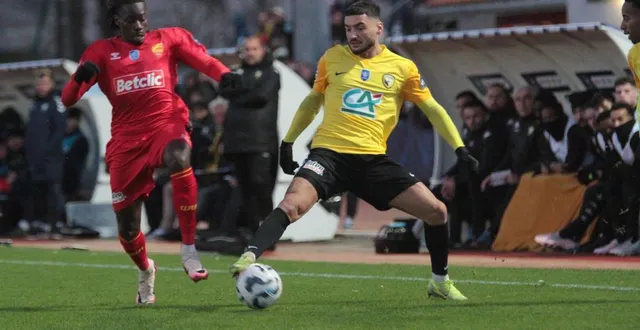 photo  hammond agamah (à gauche), ici sous les couleurs de challans en décembre 2024, est désormais un joueur du fc chauray.  &copy;  po - arnault cantreau 