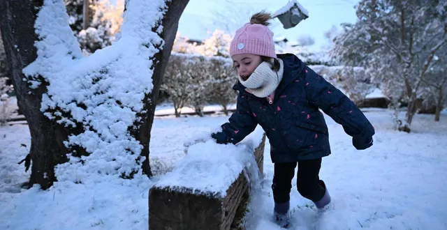 photo  les jeux dans la neige dans un jardin de saint-saturnin-sur-loire.  &copy;  co - josselin clair 