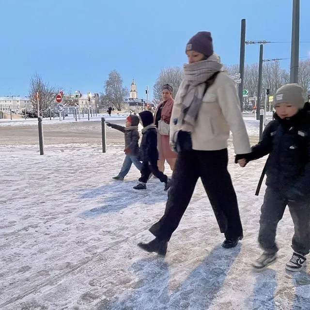 photo la prudence est de mise sur les trottoirs pour se rendre à l’école.  ©  co - thomas giraudet