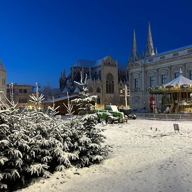 photo cholet, mardi 6 janvier 2026. la place travot de cholet, sous la neige.  ©  co - anthony pasco