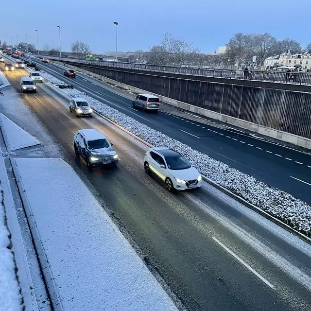 photo à angers, la circulation est fluide sur la voie des berges.  ©  co - anthony pasco