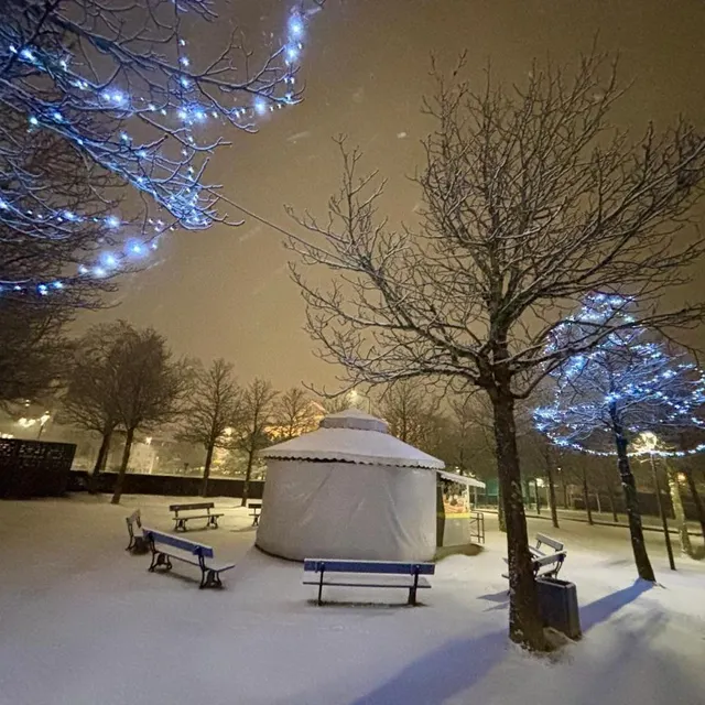 photo angers, lundi 5 janvier 2026. la neige a pris ses quartiers aussi hier soir, jardin du mail.  ©  co