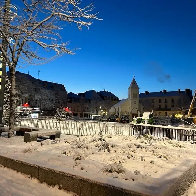 photo cholet, mardi 6 janvier 2026. le ciel bleu se lève sur les mauges, avec un joli manteau blanc.  ©  co
