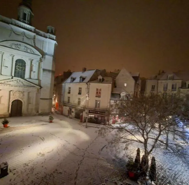 photo saumur, mardi 6 janvier 2026. la place saint-pierre, également sous la neige.  ©  co