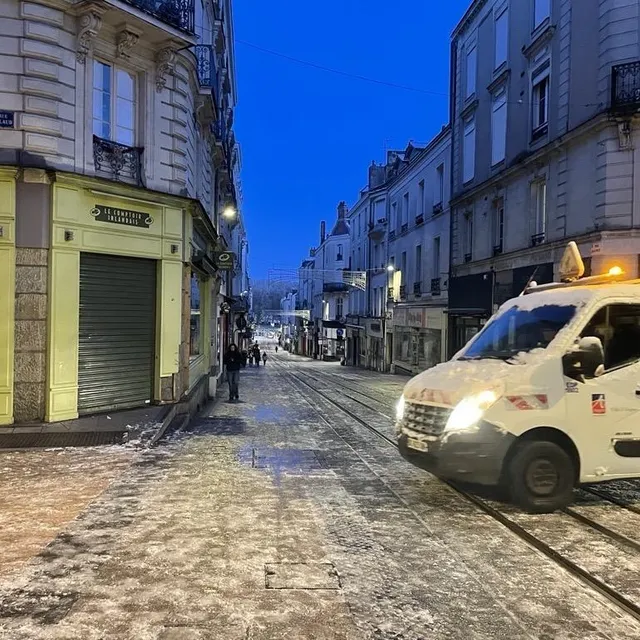 photo sur la place du ralliement à angers où les services de la ville sont en intervention.  ©  co - anthony pasco