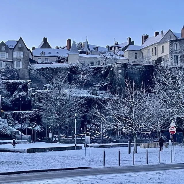 photo les toits enneigés de la cité à angers.  ©  co - anthony pasco