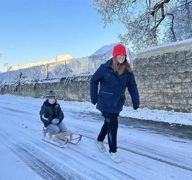 photo le puy-notre-dame, mardi 6 janvier 2026. dans les villages, les luges d’antan sont aussi de sortie pour circuler...  ©  co - yvan georget