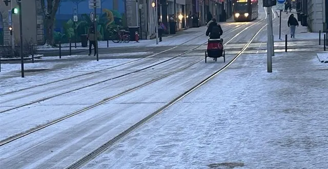 photo  le mans, le 6 janvier. les trottoirs sont verglacés, le tram circule.  &copy;  le maine libre 
