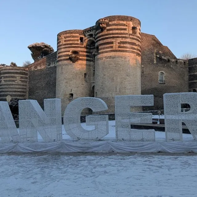 photo une belle carte postale devant le château d’angers.  ©  ouest-france