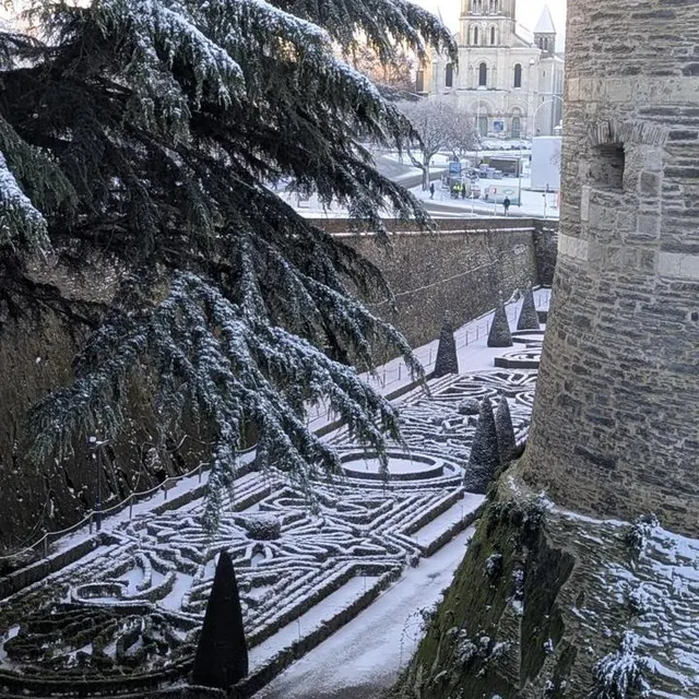 photo les jardins du château d’angers sous la neige.  ©  ouest-france