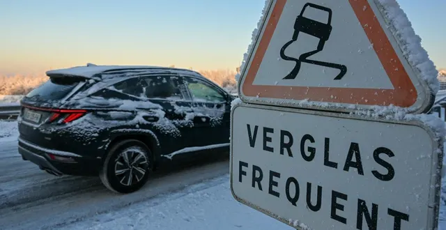 photo  mûrs-erigné, mardi 6 janvier 2026. le risque de verglas rend la circulation dangereuse.  &copy;  co - laurent combet 