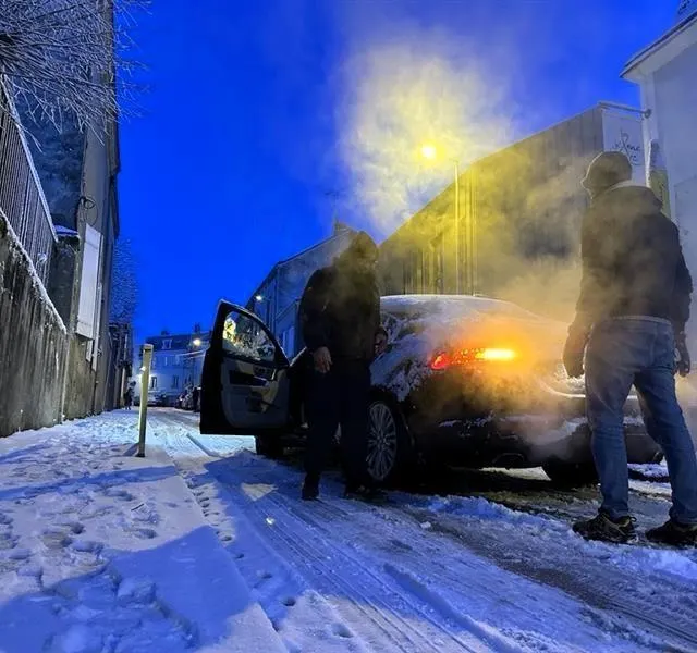 photo cholet, mardi 6 janvier 2026. dans les rues en pente comme celle du devau, c’est la galère et des automobilistes ont été coincés…  ©  co - fabienne supiot