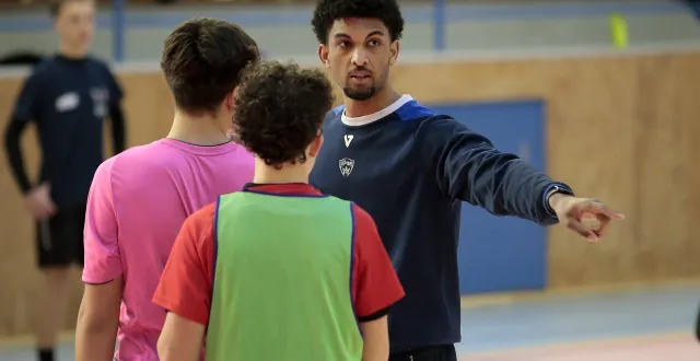 photo  désormais joueur de saran en n1 élite, salomon sonko-basin a prodigué des conseils à des joueurs évoluant en u15 et u17.  &copy;  co - benoit felace 