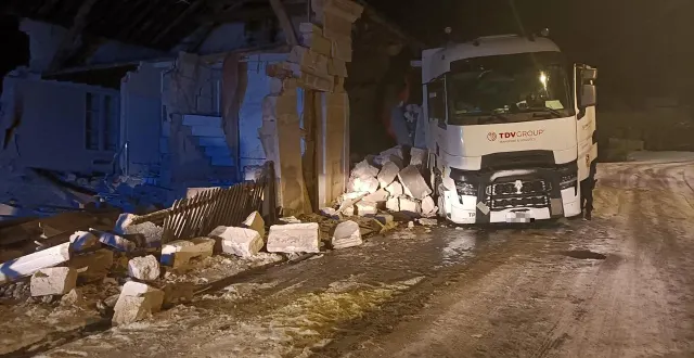 photo  un camion a fini sa course contre une maison à la chartre-sur-le-loir le lundi 5 janvier.  &copy;  michel dutheil 