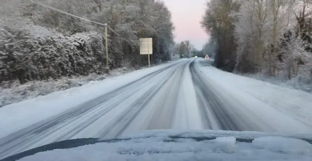 photo  en raison de la neige et du verglas, il était difficile de progresser en voiture. les conditions de circulation étaient particulièrement dangereuses.  &copy;  co 