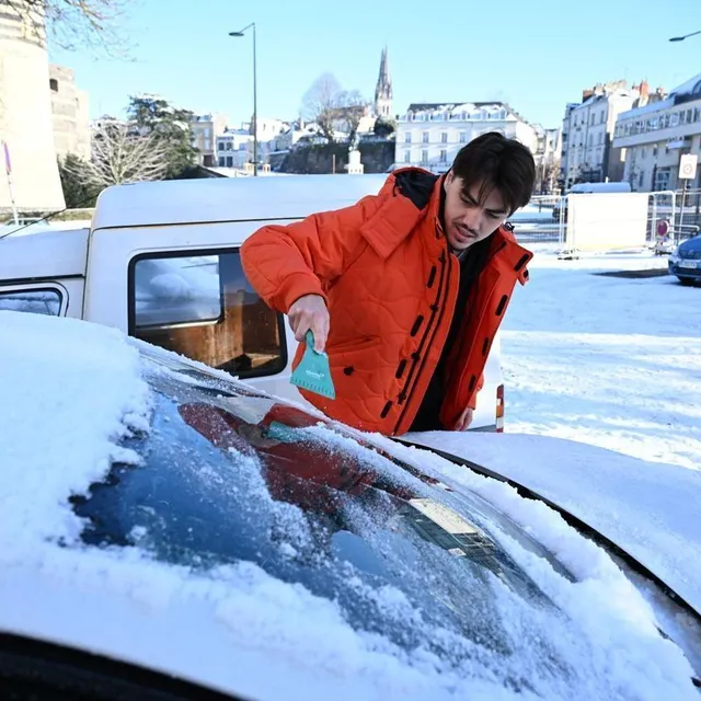 photo gratter sa voiture, une habitude bien adoptée depuis plusieurs jours maintenant.  ©  photo co - josselin clair