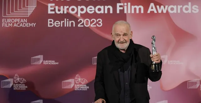 photo  le réalisateur et scénariste hongrois bela tarr pose avec son trophée honorifique lors de la 36e cérémonie des prix du cinéma européen à berlin, le 9 décembre 2023.  &copy;  odd andersen / archives afp 