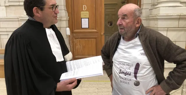 photo  me bertrand salquain, avocat de la bienvenue, et rémi péan, président de la société de boule de fort à sorges, à la cour d’appel d’angers en décembre 2024.  &copy;  co 