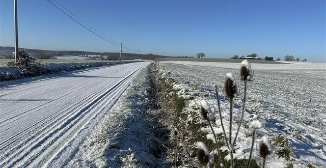 photo  ce mardi 6 janvier 2026, à la mi-journée, la prudence reste de mise pour circuler sur les routes de la sarthe.  &copy;  ouest-france 