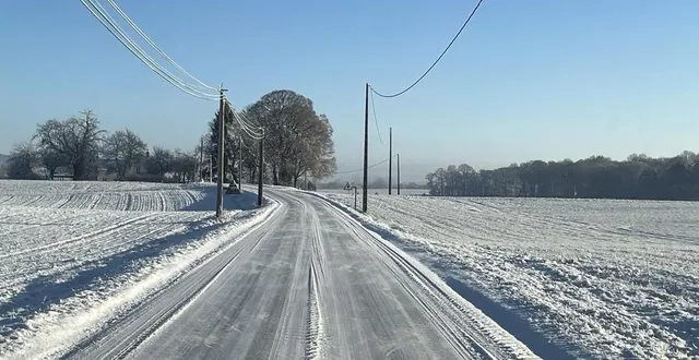 photo  une route enneigée à cuissai, près d’alençon, ce mardi 6 janvier 2026.  &copy;  ouest-france 