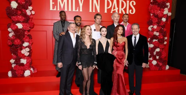 photo  samuel arnold, ted sarandos, co-pdg de netflix, lucien laviscount, philippine leroy-beaulieu, lucas bravo, lily collins, bruno gouery, ashley park, william abadie et darren star assistent à la première parisienne de la saison 5 d'« emily in paris » sur netflix au grand rex le 15 décembre 2025 à paris.  &copy;  pascal le segretain/getty images via afp 